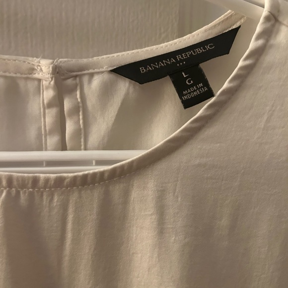 White satin Banana Republic Tee - Picture 2 of 3